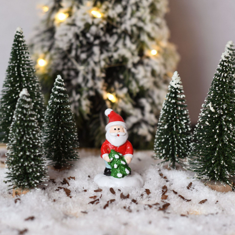 나무를 들고 산타클로스