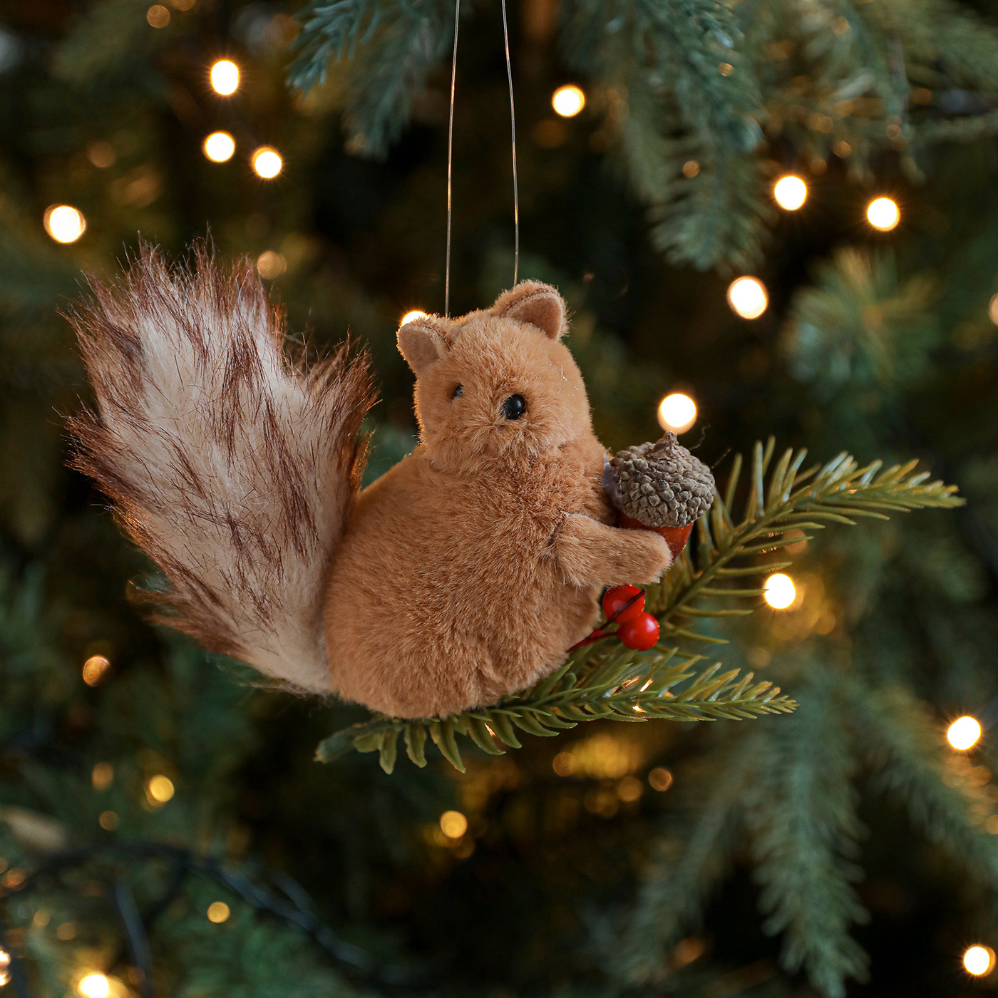 Colgante de ardilla de peluche transfronterizo rama de pino muñeca de dibujos animados decoración del árbol de Navidad decoración de escritorio colgante en stock