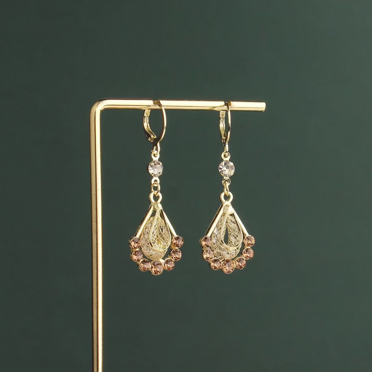 El estilo francés ultra-flash gota de agua de malla de diamante nicho de diseño ligero lujoso y sofisticado estilo versátil de alta sensación de joyas de orejas
