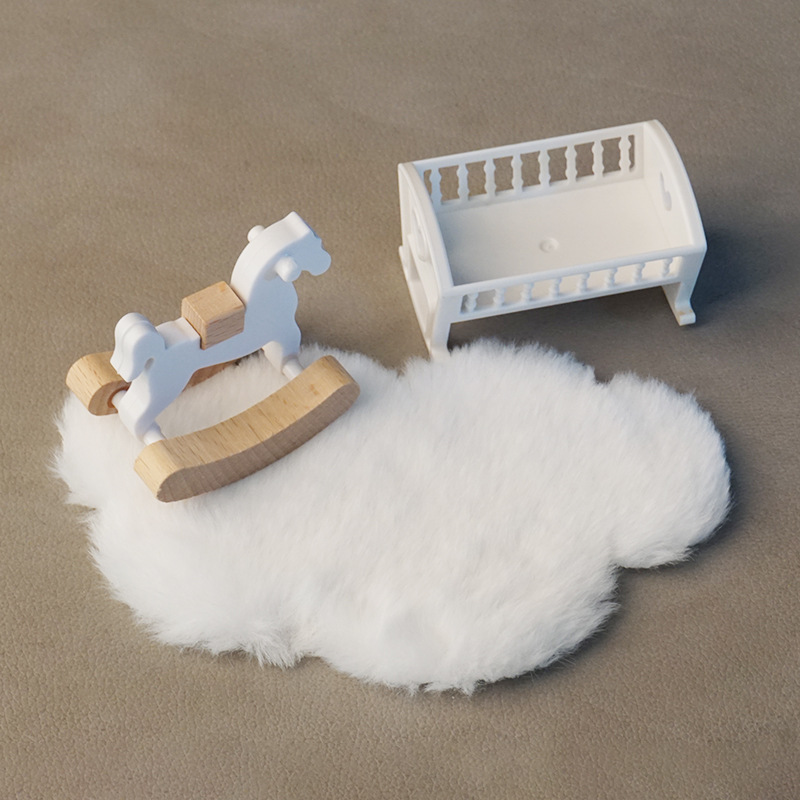 Cuna blanca + caballito balancín pequeño + alfombra de nubes