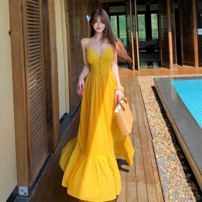 Beautiful Yellow V-Neck Strap Dress for Women, Waist-Cinching and Slimming, with a Large Hem, Perfect for Seaside Vacations in Thailand and Yunnan Beautiful Yellow V-Neck Strap Dress for Women, Waist-Cinching and Slimming, with a Large Hem, Perfect for Seaside Vacations in Thailand and Yunnan
