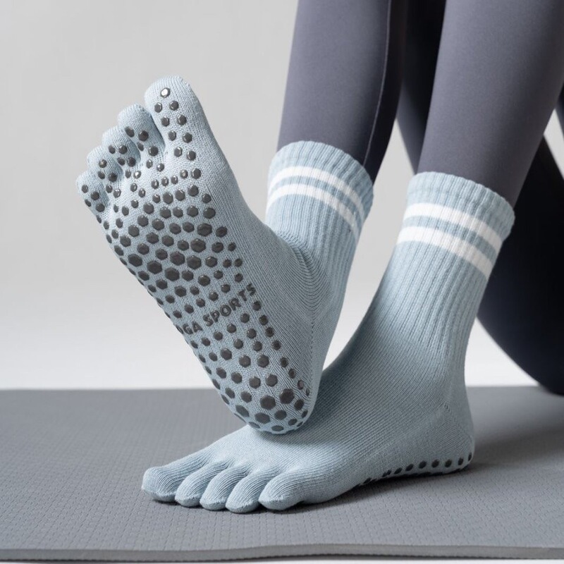 Professional non-slip five-toe yoga socks for women, indoor fitness sports calf-length compression socks, Pilates-specific socks Professional non-slip five-toe yoga socks for women, indoor fitness sports calf-length compression socks, Pilates-specific socks