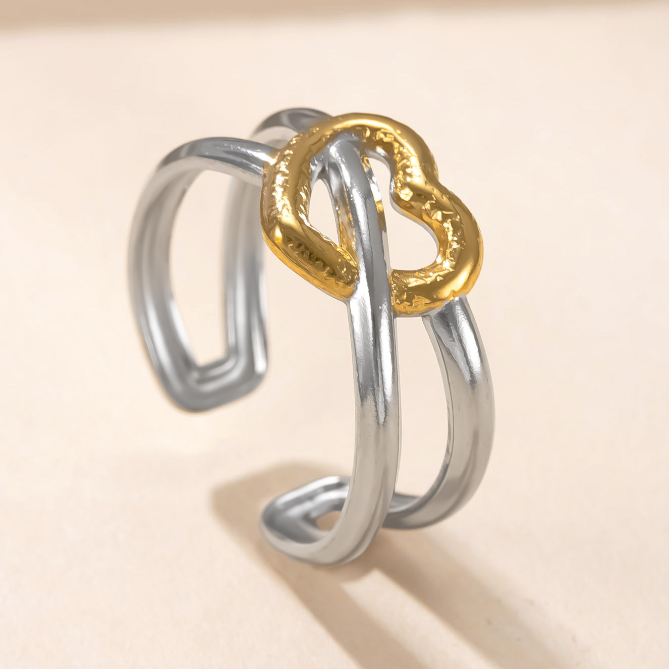 Venta caliente transfronteriza anillo de acero inoxidable diseño de nicho femenino anillo abierto a juego de colores aceite hueco amor fábrica de anillos de acero de titanio