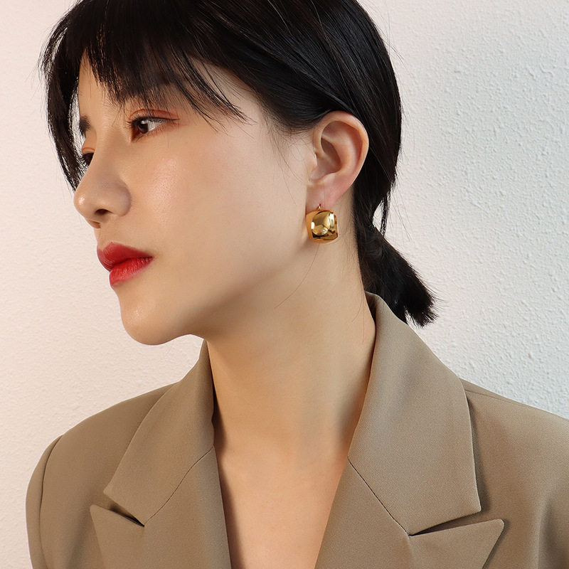 Marka Francia pendiente de bola redonda pendientes de tipo C versión de alta calidad de acero de titanio Chapado en 18K pendientes de oro real F446