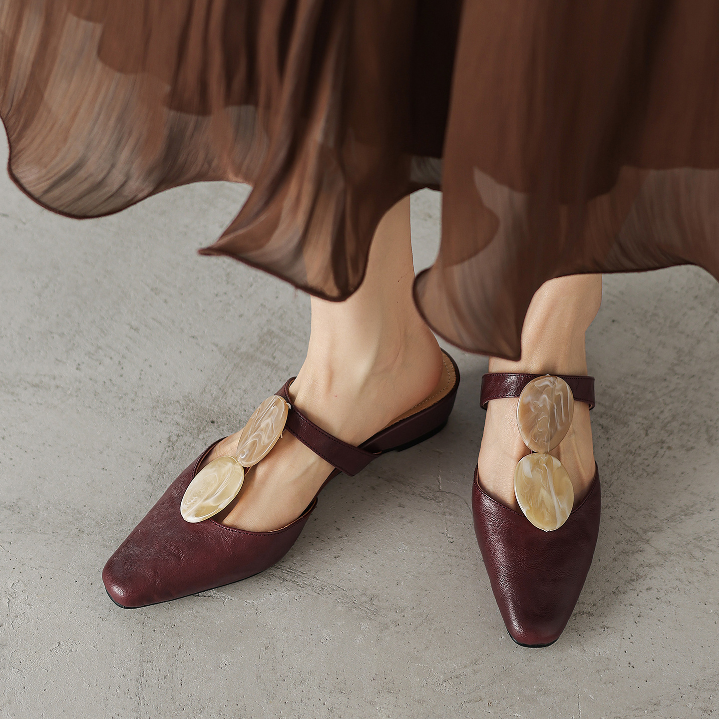 Sandal nữ da dê mũi kín gót thấp phong cách vỏ sò — đen
