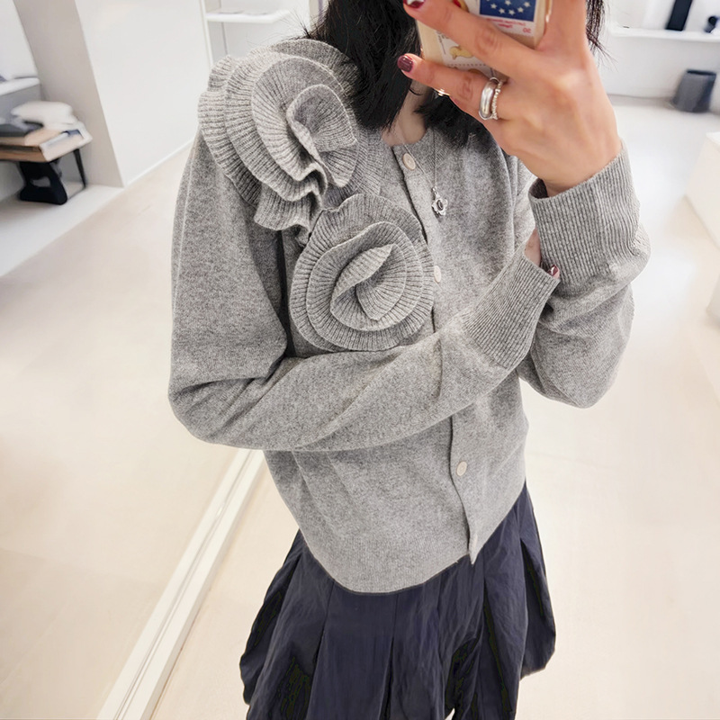 French-style niche 2026 autumn/winter modern gray retro three-dimensional floral wool knit cardigan with a round neckline, 26910