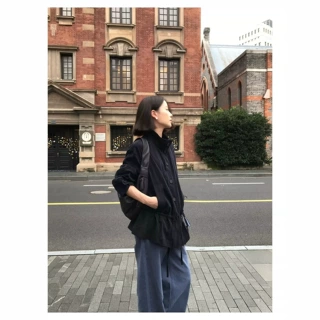 山自在· 26秋新款天丝藏蓝色肌理感抽绳收腰设计立领短外套女