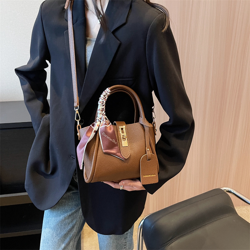 Bolso de mano de estilo occidental de alta gama para mujer 2024 nuevo bolso de cubo de agua de fuego súper popular bolso de mensajero retro de tendencia salvaje