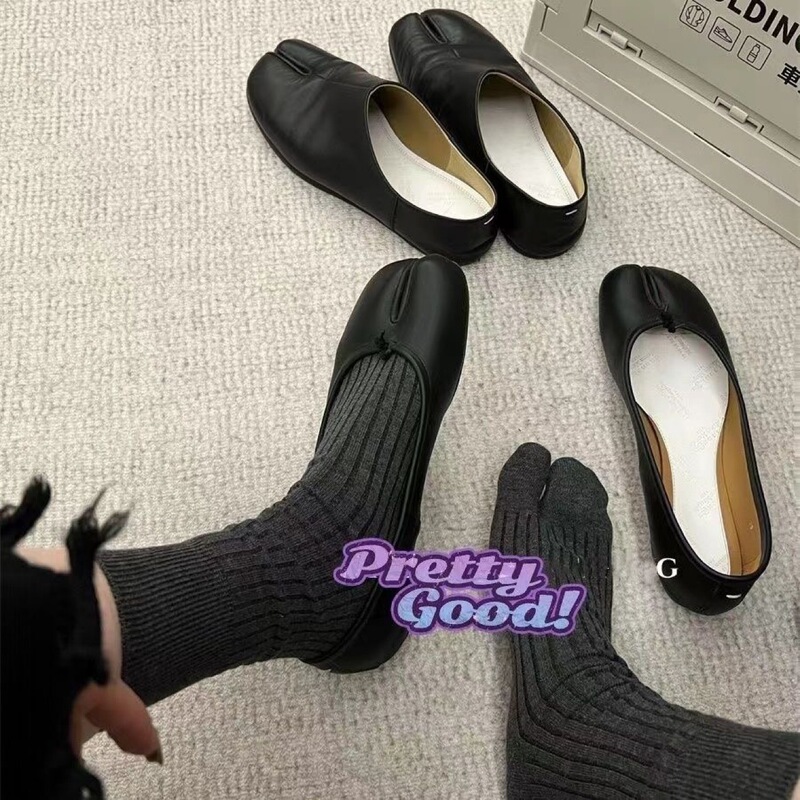 New Autumn and Winter Slimming Vertical Striped Two-Toe Socks for Women, Solid Color Basic Mid-Tube Minimalist Socks, Finger-Separated Socks, Slouch Socks