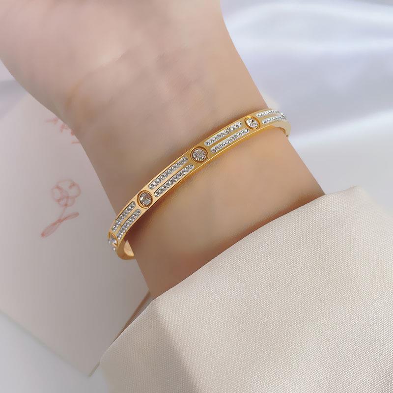 Pulsera de titanio y acero para mujer, diseño moderno y sencillo, pulsera de lujo que no se desvanece, venta al por mayor en stock.