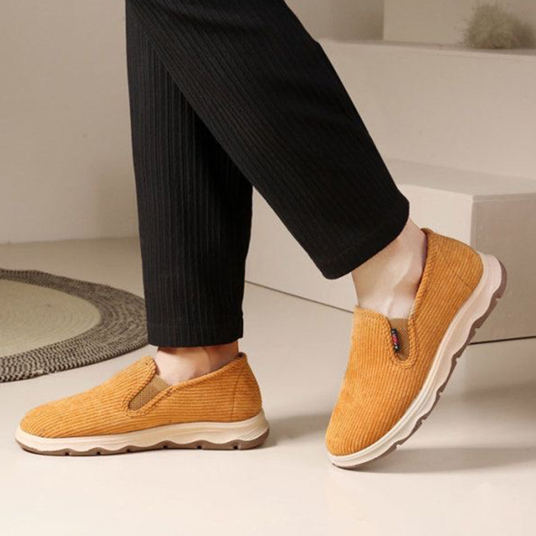 Zapatos de algodón de invierno con terciopelo, nuevos zapatos para padres de mediana edad, ligeros, cómodos y cálidos, viejos zapatos de tela de Beijing para hombres.
