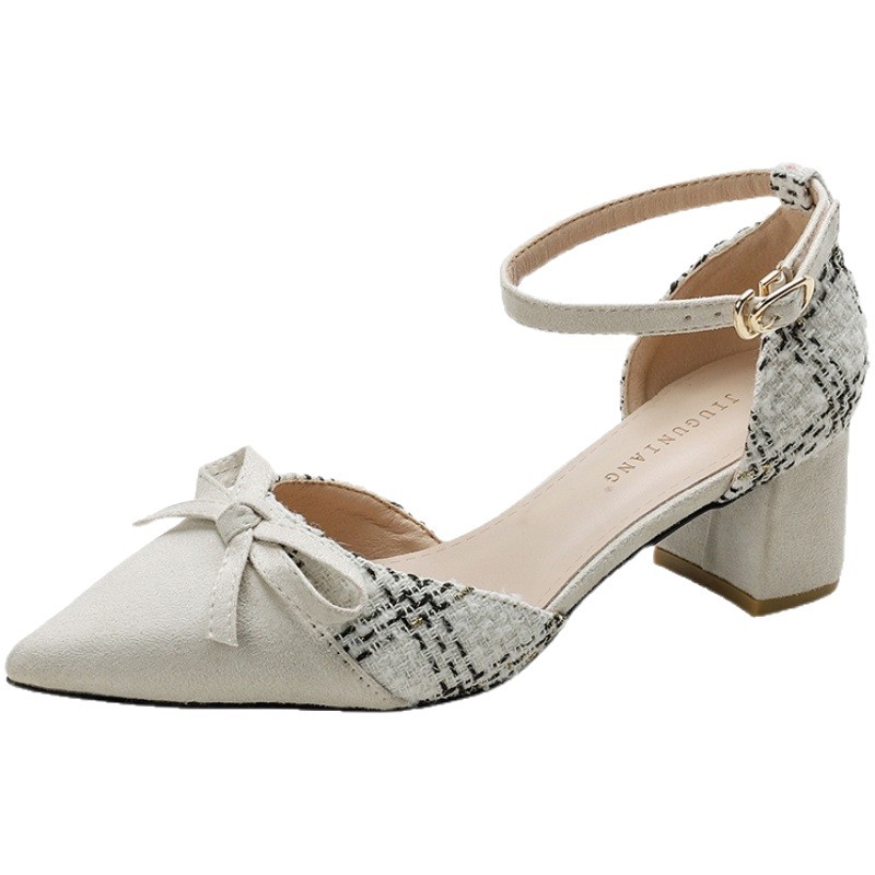 Xiaofang viento perla una sandalia de hebilla para mujeres primavera y verano 2026 nuevo punta hueco viento de noche arco zapatos individuales
