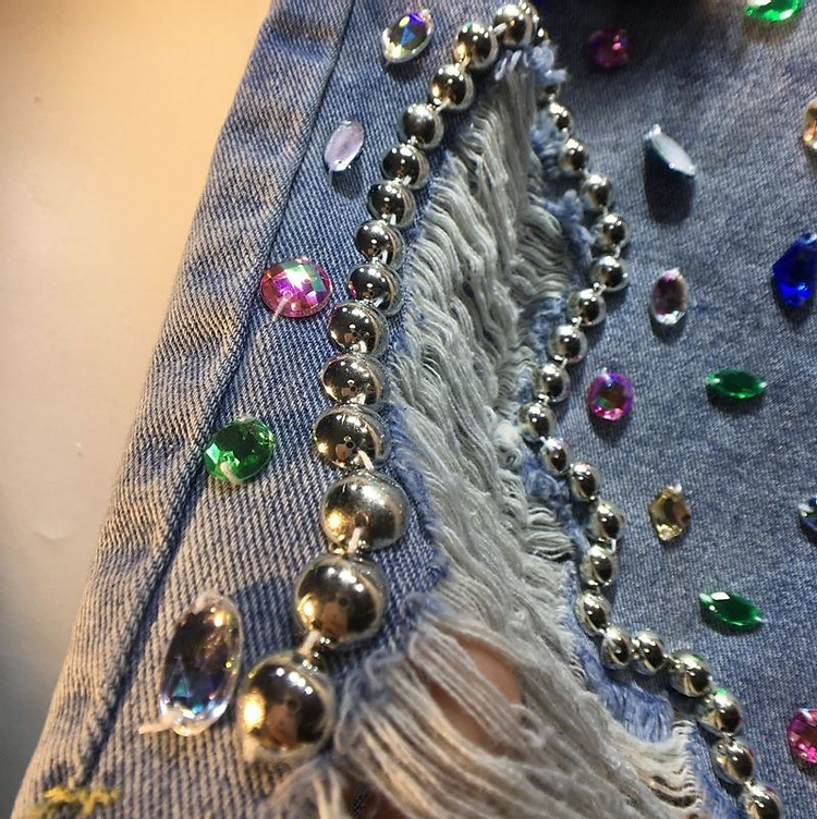 Damshorts med hög midja i denim med rhinestone och pärlor_voghion.com