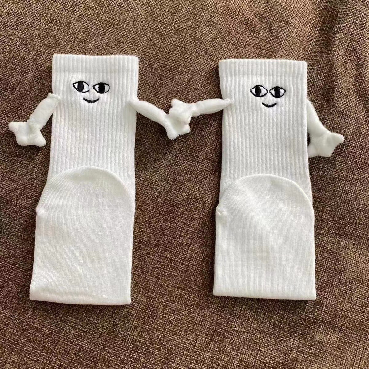 Calcetines de mano de cara sonriente transfronteriza calcetines de media pantorrilla hombres y mujeres de moda pareja magnética personalizada calcetines de mano calcetines de estudiante en blanco y negro