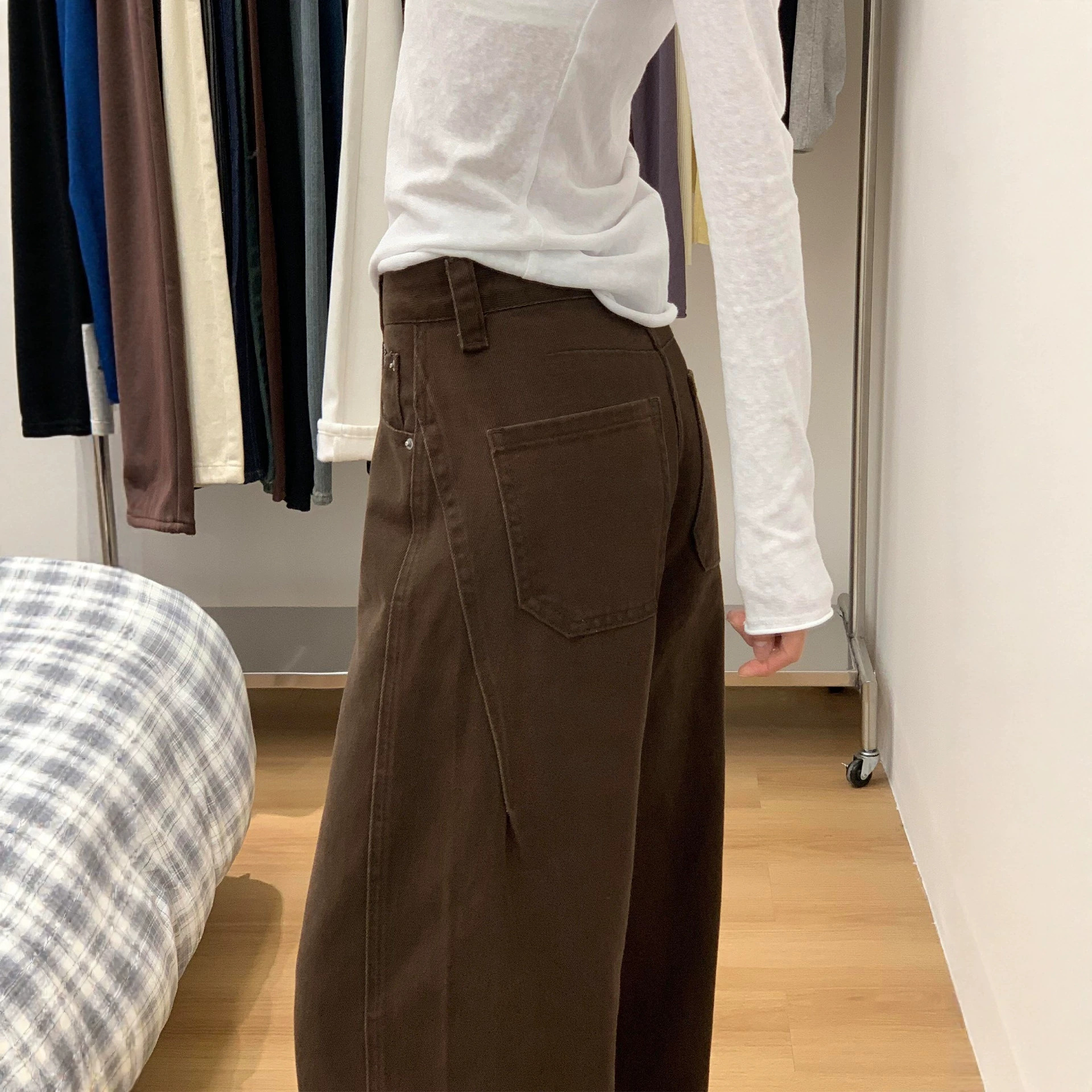 Brown wide-leg jeans for women, new autumn style, designed for plus-size figures and pear-shaped bodies, high-waisted, loose-fitting, and slimming, with a curved leg design