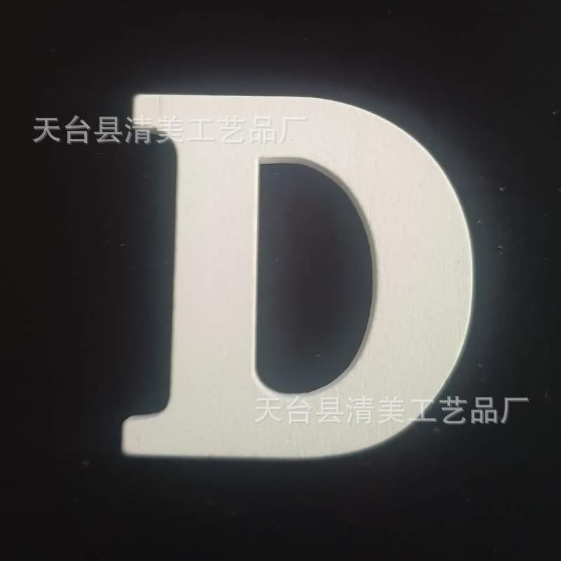 Nuevos productos transfronterizos Decoración navideña Colgante de hoja de madera Artesanía de madera Colgante pequeño Colgante de costura a cuadros negro y rojo