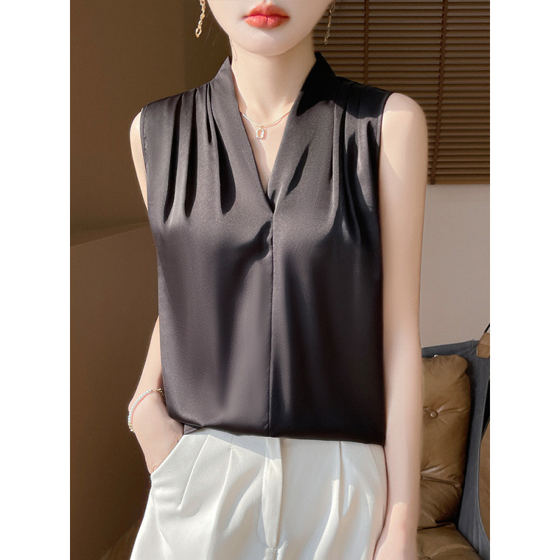 Elegant and Sophisticated V-Neck Sleeveless Satin Vest for Women, Stylish and Chic Top for Commuting, Suitable as a Base Layer under a Blazer or as a Camisole Shirt Elegant and Sophisticated V-Neck Sleeveless Satin Vest for Women, Stylish and Chic Top for Commuting, Suitable as a Base Layer under a Blazer or as a Camisole Shirt