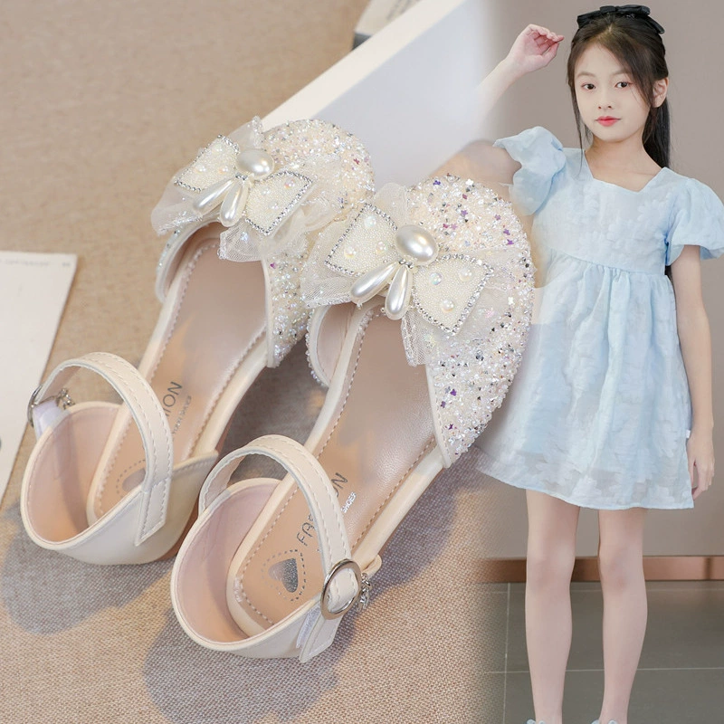 Сандалии для девочек на мягкой подошве хрустальные туфли 2025 новые полые туфли для девочек одиночные туфли для детей со стразами