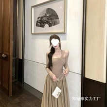 卡其色斜肩长袖挂脖连衣裙女秋季修身气质长裙设计感收腰a字裙子