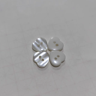 厂家直销白底珠光二眼心形爱心树脂扣衬衫开衫针织衫钮扣现货批发