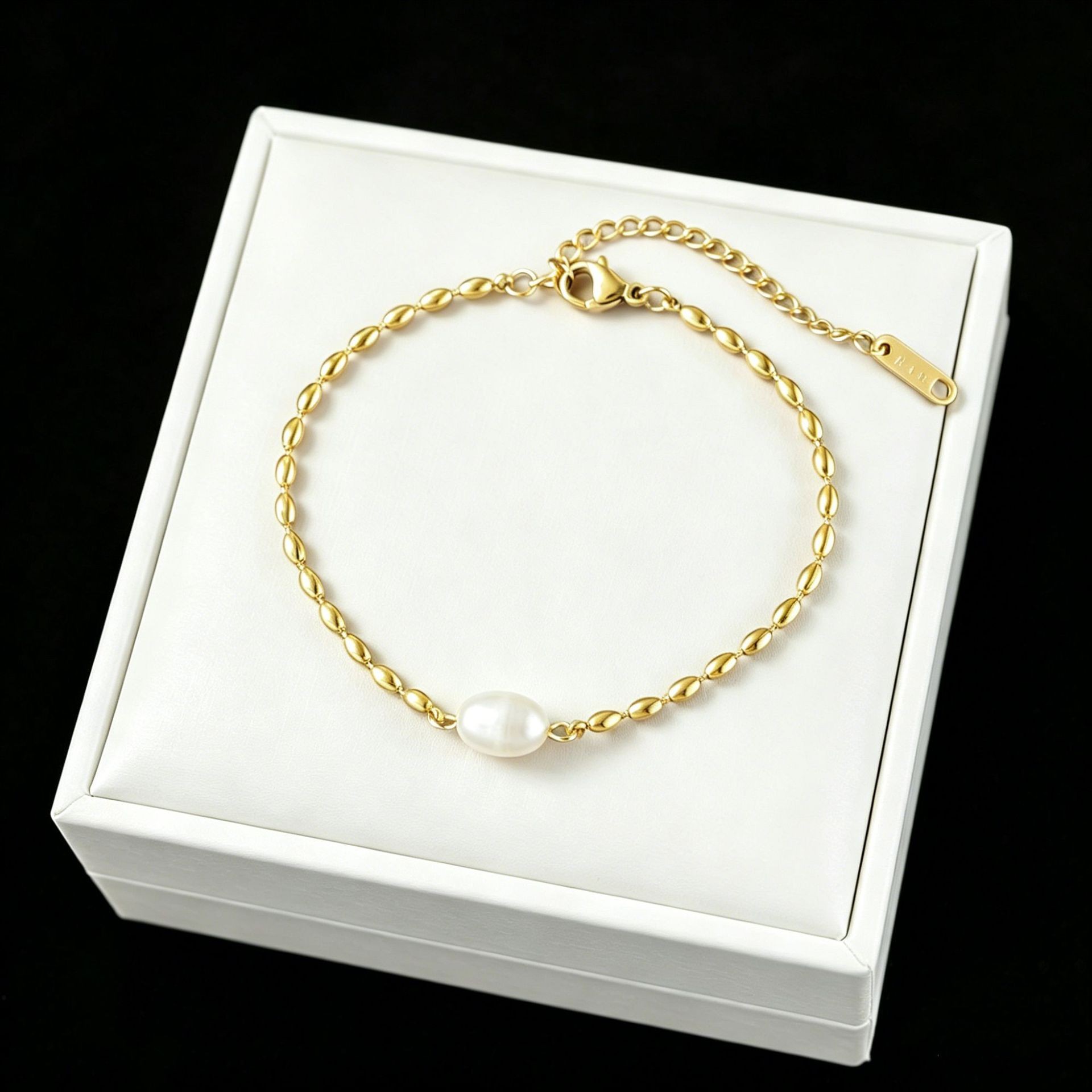 Pulsera de joyería de moda dorada de todo fósforo, lujo ligero, simple, nueva pulsera de acero de titanio que no se desvanece, trébol de cuatro hojas para mujer, transfronterizo