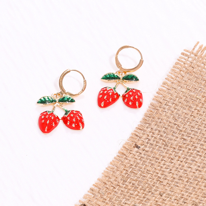 1 juego de estilo encantador y encantador inswind nicho aleación ligera de lujo estrawberry collar pendientes de joyería