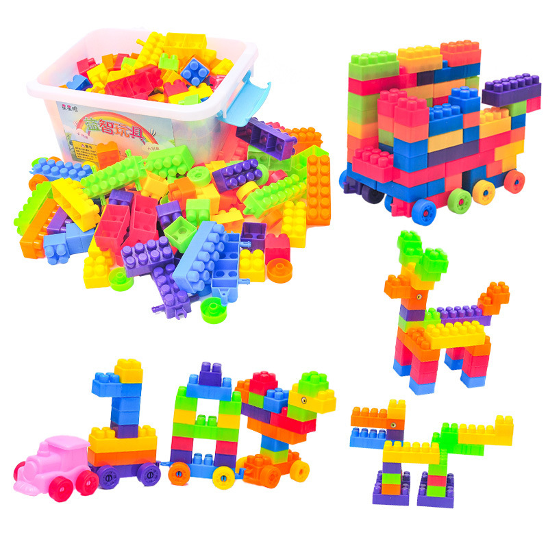 子供の積み木を組み合わせておもちゃを作ります。|undefined