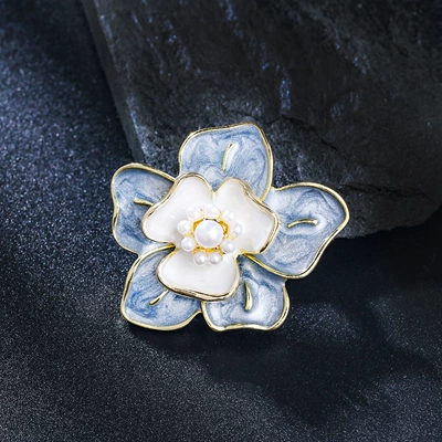 Versatile Camellia Brooch with a Small Fragrance Style, Luxurious and Elegant Enamel Painted Flower Pin, Neckline Anti-Exposure Buckle (Yaxa sancaqları) - blue