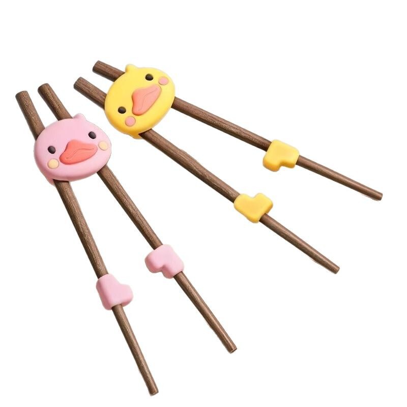 子供の虎口は箸を訓練します。2歳から6歳までの赤ちゃんは箸を勉強します。|undefined