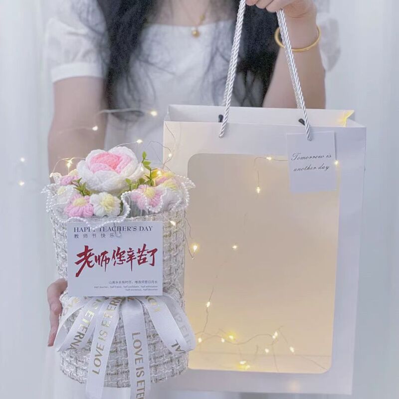 卒業シーズンのニットの毛糸のバラの花束の中で大学入試は卒業を祝福します。|undefined