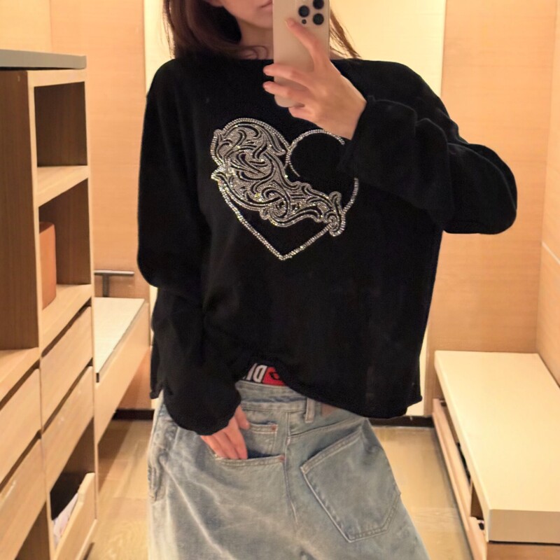 26 Autumn New V-neck Rhinestone Heart Short Knit Cardigan for Women, Versatile and Elegant Commuting Top 26 Autumn New V-neck Rhinestone Heart Short Knit Cardigan for Women, Versatile and Elegant Commuting Top