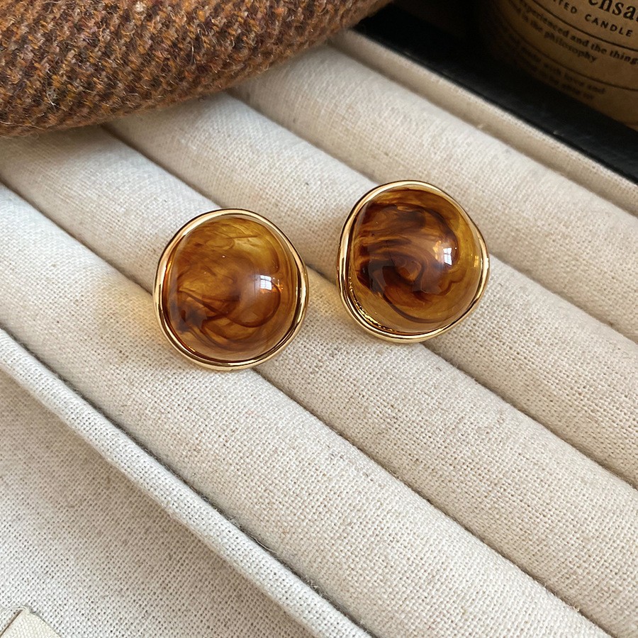 Aguja de plata Pendientes geométricos Maillard Pendientes de lujo ligero retro de nicho Pendientes de temperamento de todo fósforo de moda Sentido de alta gama al por mayor