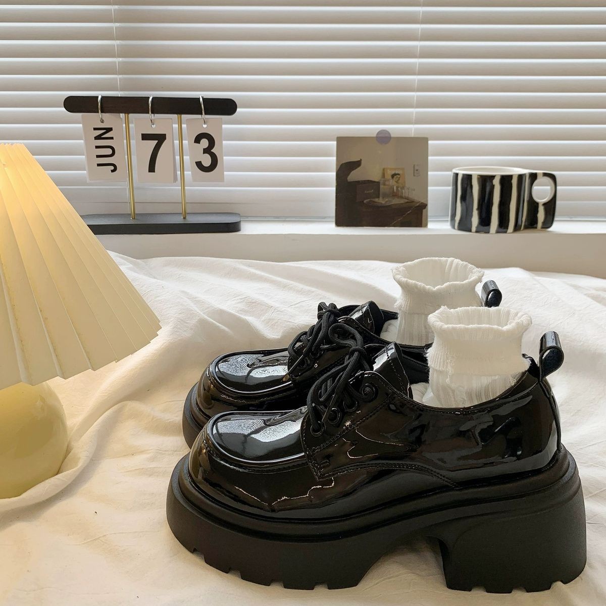 Aumento de altura negro versátil zapatos de cuero 2025 primavera y otoño nuevos lazos jk estilo británico retro zapatos de tacones gruesos