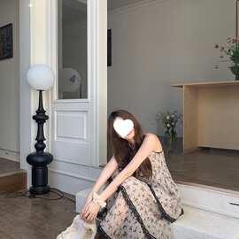 法式甜美穿搭蕾丝花边拼接蛋糕裙夏季小众显瘦长款碎花吊带连衣裙