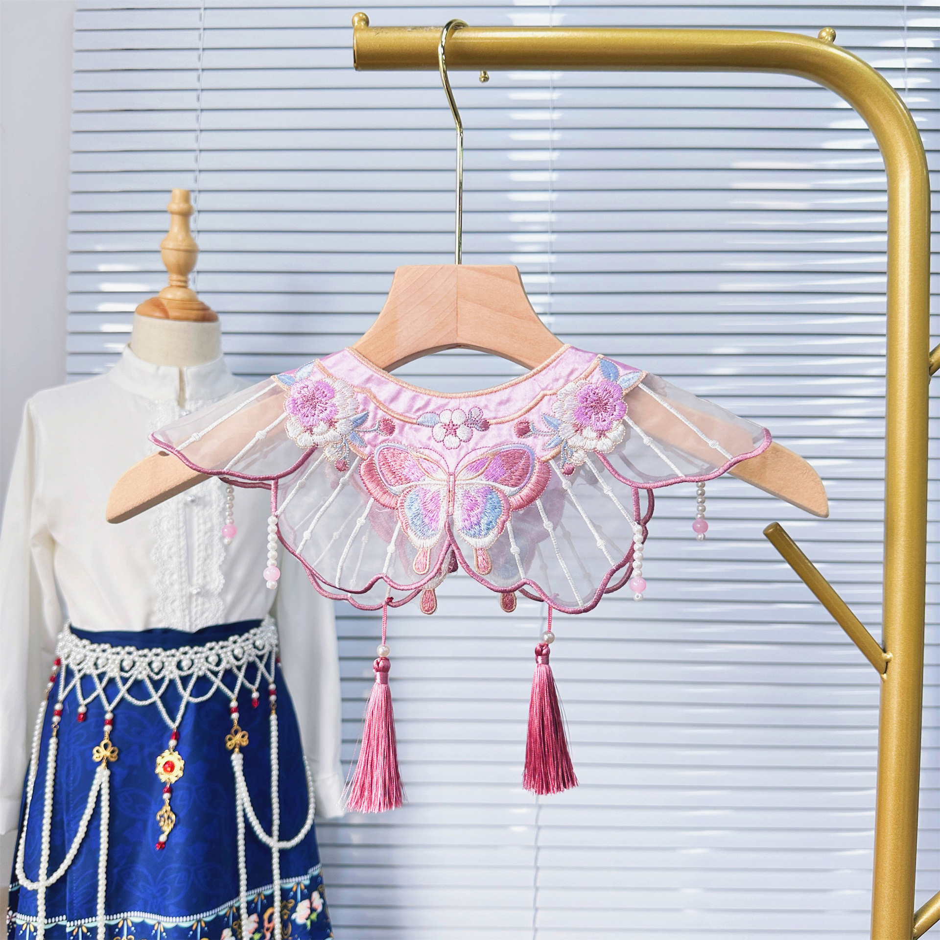 Mariposa para niños vestido chino hombro nublado vestido de caballo accesorios de decoración exterior collar falso bordado collar de perla pequeño chal