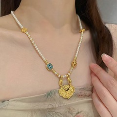 新しい中国風のオリジナル古代サンドゴールド鯉平和如意ロックペンダント真珠貝ネックレス女性の新しいスタイルのシンプルな個性