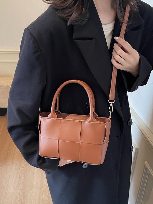 Diseño coreano de nicho de alta sensación portátil bolso de cubo de moda para mujeres 2024 nuevo tejido retro hombro mochila