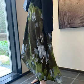 爱情魔鬼鱼 绿色设计感褶皱印花半身裙女2026年夏季时尚开叉长裙