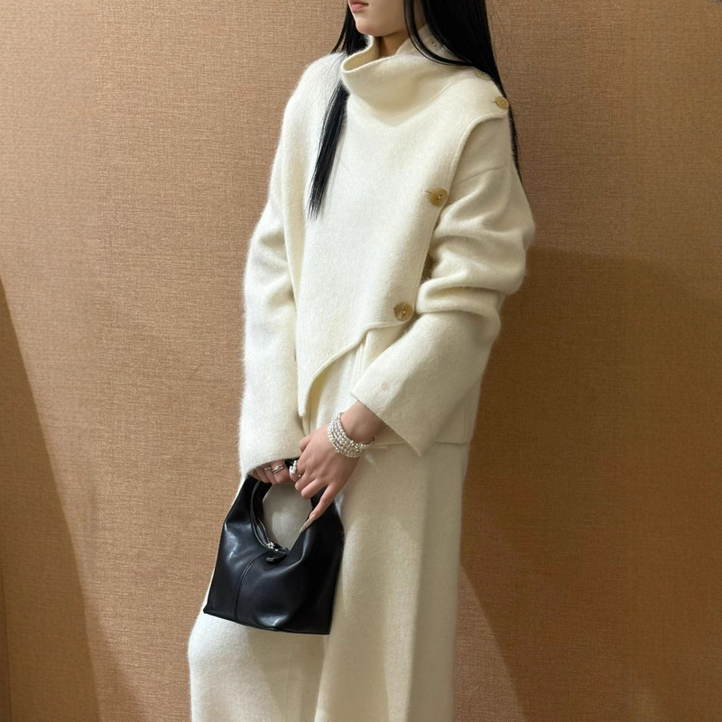 Designer Custom-Made Stand Collar Jacket with Beveled Edges for Women, High-Quality Raccoon Wool Knit Solid Color Sweater for Autumn and Winter Designer Custom-Made Stand Collar Jacket with Beveled Edges for Women, High-Quality Raccoon Wool Knit Solid Color Sweater for Autumn and Winter