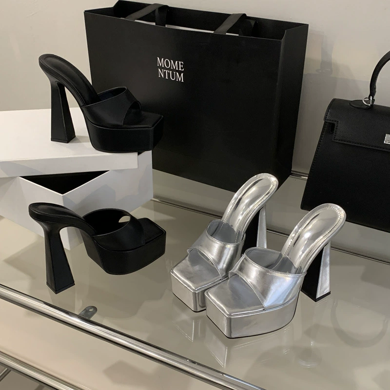 Фея Ветер супер показывает длинные ноги модель подиум на высоких каблуках летом 2025 года новые европейские и американские толстые каблуки холодные тапочки