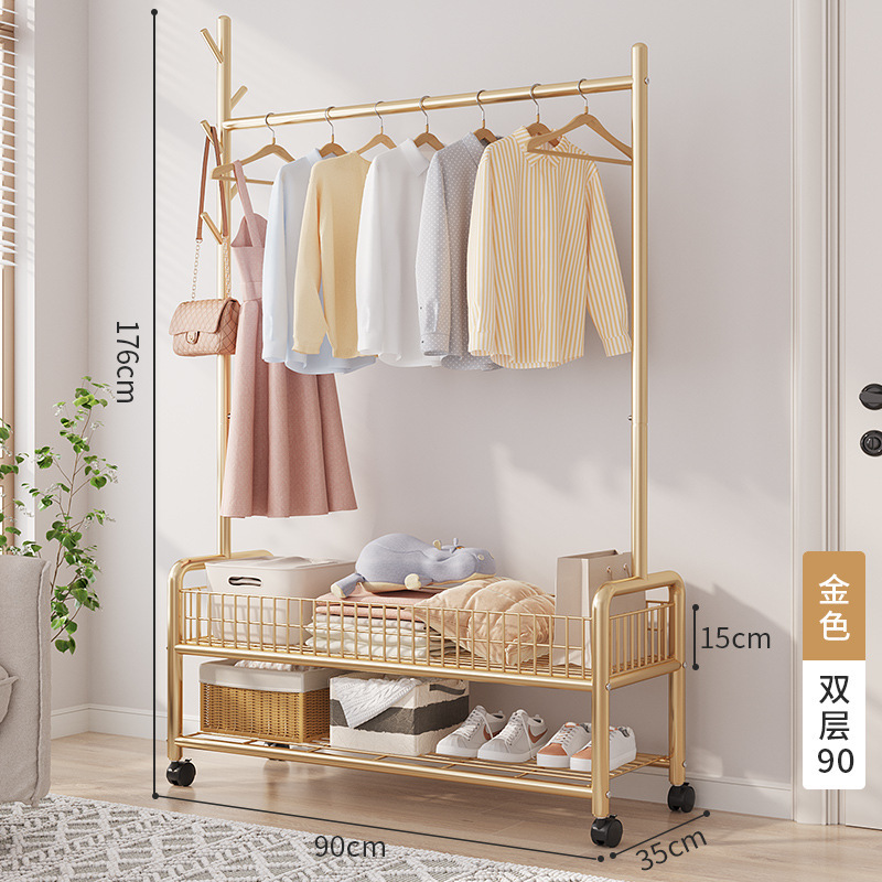 簡易ハンガーは床に折りたたみます。室内のベランダの寝室に服を掛けます。|undefined