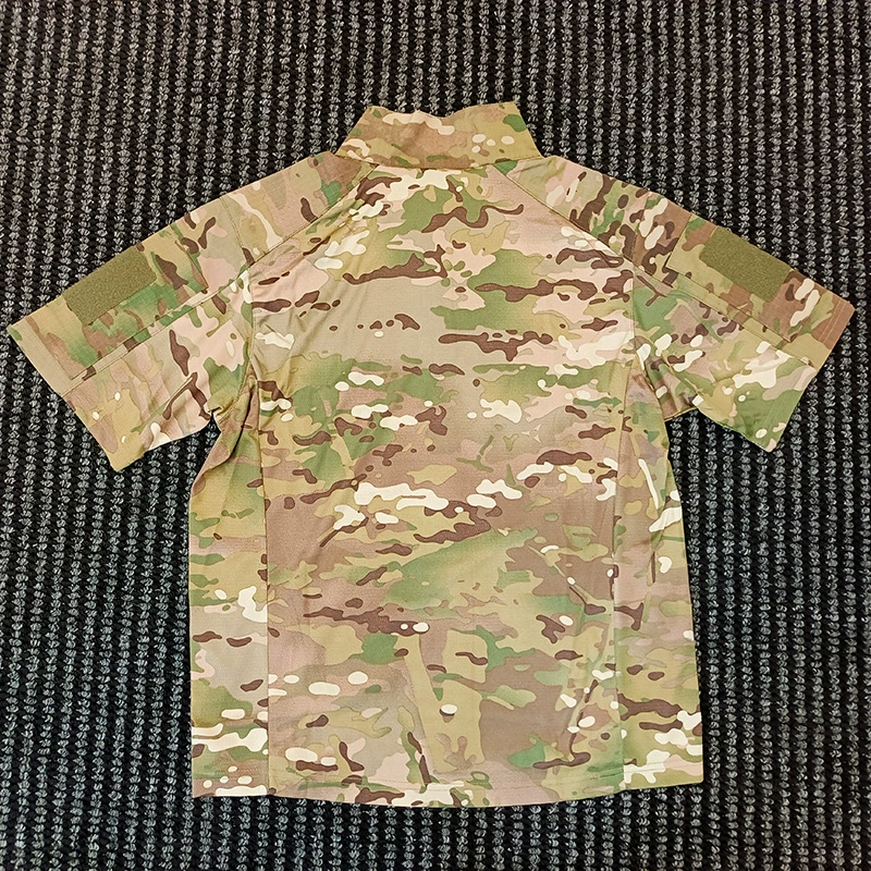 Camiseta táctica camuflaje en uso al aire libre