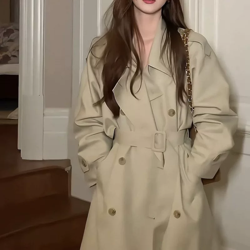Атмосферное trench coat, осенняя небольшая дизайнерская куртка, тренд сезона