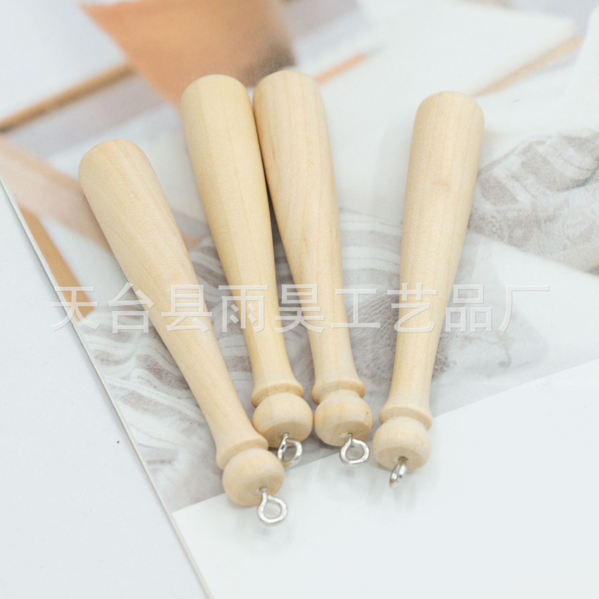 Venta al por mayor de béisbol cuentas de madera de béisbol varilla de béisbol palo de madera llavero de béisbol DIY accesorios de la joyería colgante