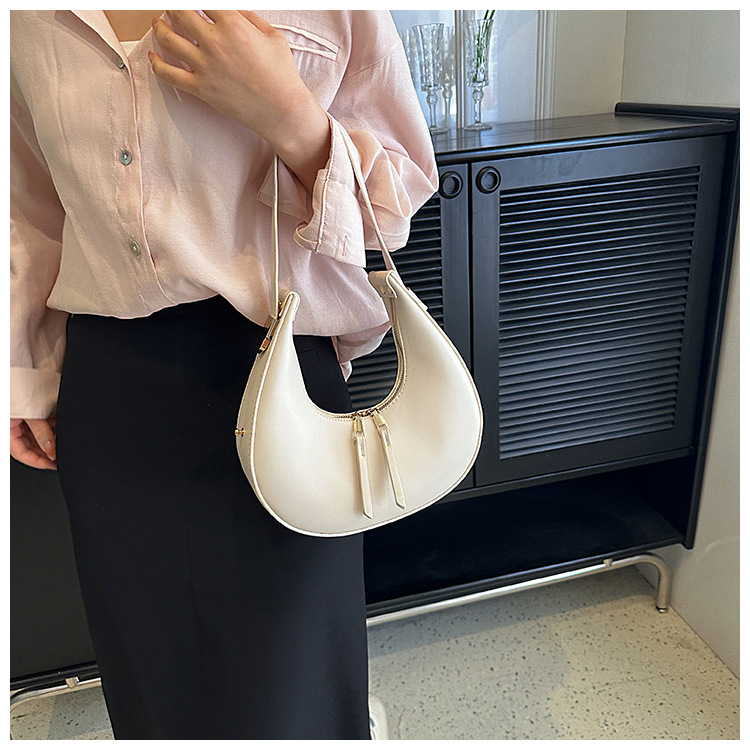 Koreanische Halbmondtasche 2024 Neue Modetasche Retro Internet Celebrity Beliebte einfache Handtasche Vielseitige Umhängetasche Großhandel_voghion.com