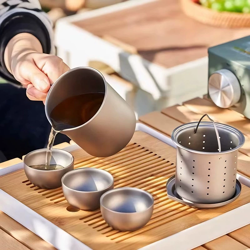 Handheld teapot for camping