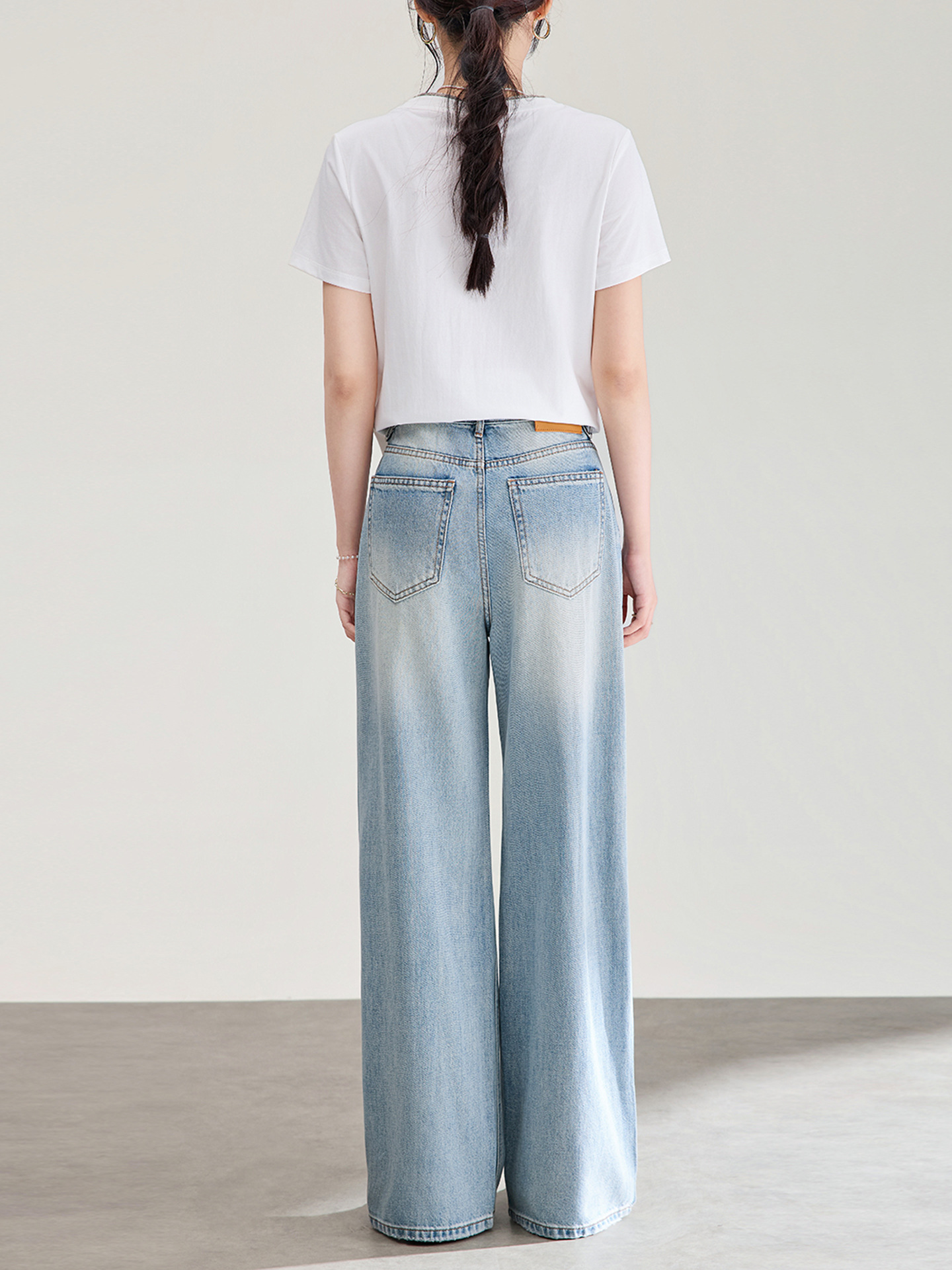 Quần jean nữ ống rộng cạp cao, chất cotton phối bướm đính đá và rách thủng — xanh lam
