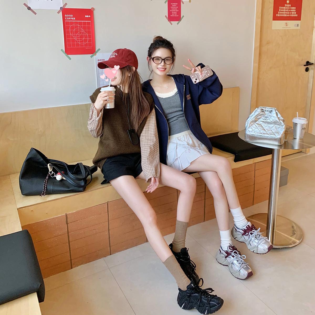 Versión de cuero de vaca de la uva de la misma línea de zapatos de doble malla de empalme grueso aumento de altura zapatos de cuero casuales de mujer zapatos deportivos de cuero