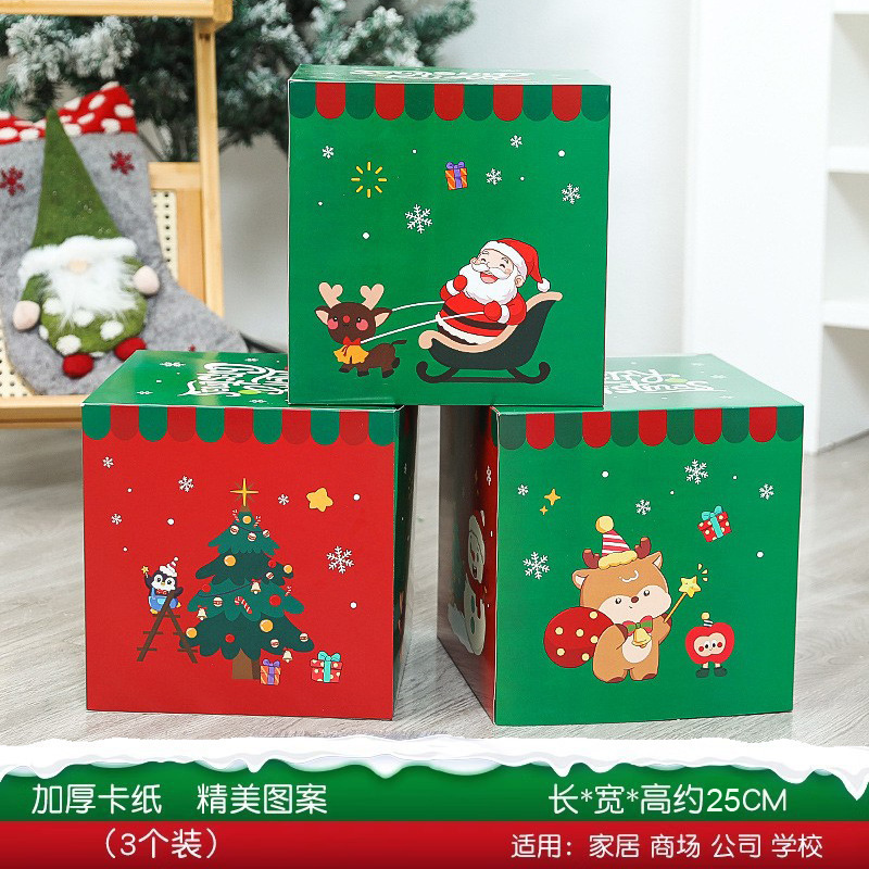 クリスマス装飾ギフトボックスの店頭デパートのショーウインドーのシーンにクリスマスツリーの下に飾られたギフトボックス|undefined