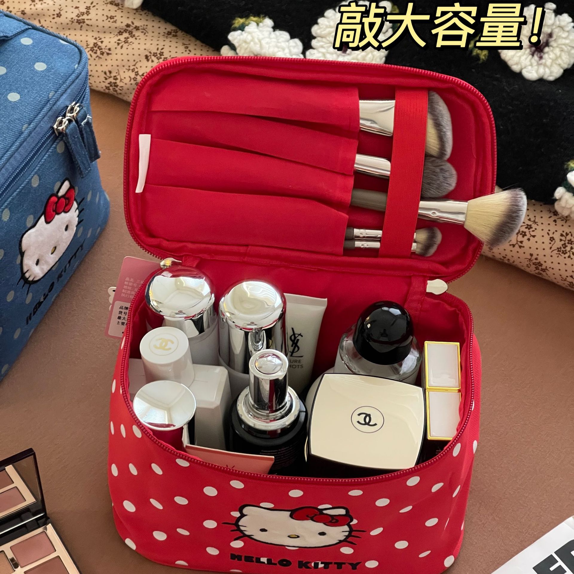 HelloKitty puntos bolsas de maquillaje para mujeres 2025 nuevo tipo portátil de gran capacidad para salir bolsas de almacenamiento de lavado